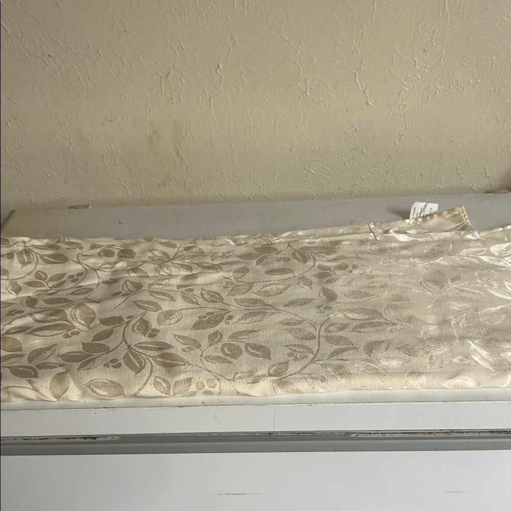 Source Unknown Cream Leaf Pattern Kitchen Tablecloth.  Rectangle table